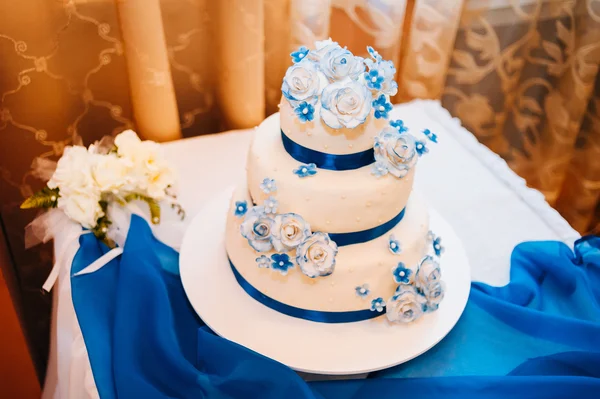 เค้กแต่งงานสีขาวหลายระดับบนฐานเงินและดอกไม้สีชมพูที่ด้านบน — ภาพถ่ายสต็อก
