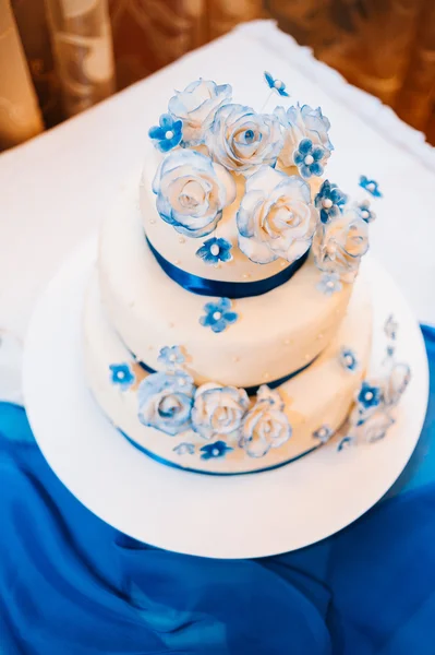 Multi level white wedding cake on silver base and pink flowers at top — Stock Photo, Image