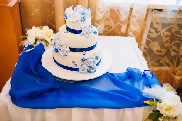 Multi level white wedding cake on silver base and pink flowers at top — Stock Photo, Image