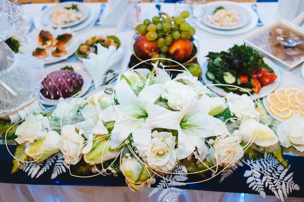 Mesa principal para recém-casados no salão de casamento — Fotografia de Stock