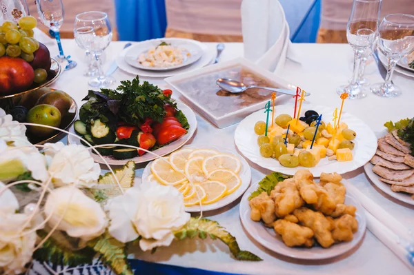 Mesa com comida e bebida. banquete de casamento tradicional — Fotografia de Stock