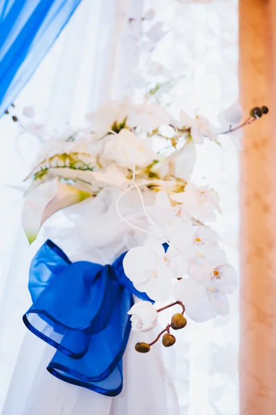 Meja kepala untuk pengantin baru di aula pernikahan — Stok Foto
