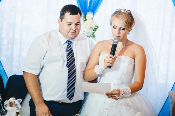 Encantadores novios en la celebración de su boda en un lujoso restaurante . —  Fotos de Stock