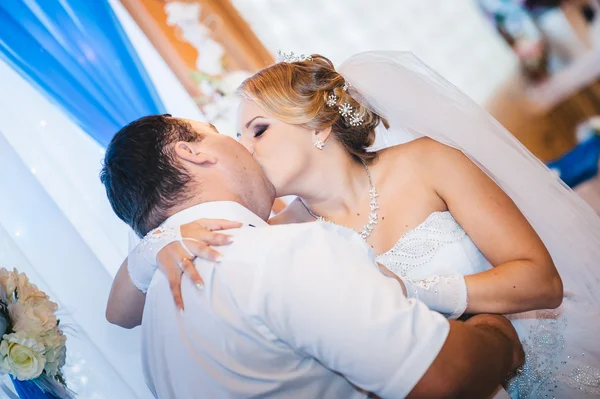 Encantadores novios en la celebración de su boda en un lujoso restaurante . —  Fotos de Stock