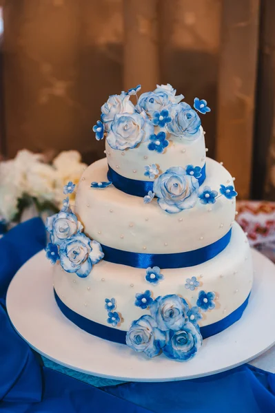 Multi level white wedding cake on silver base and pink flowers at top — Stock Photo, Image