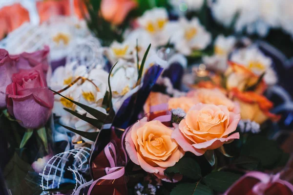 Indah bunga di atas meja di hari pernikahan — Stok Foto