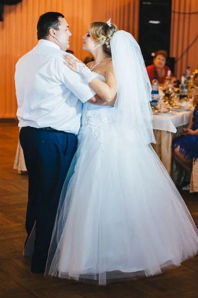 Belo casal caucasiano acabou de se casar e dançar sua primeira dança . — Fotografia de Stock