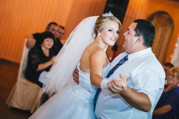 Beautiful caucasian couple just married and dancing their first dance. — Stock Photo, Image