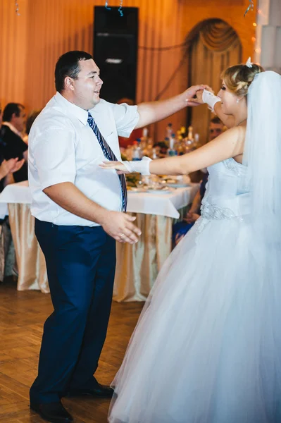 Beautiful caucasian couple just married and dancing their first dance. — Stock Photo, Image