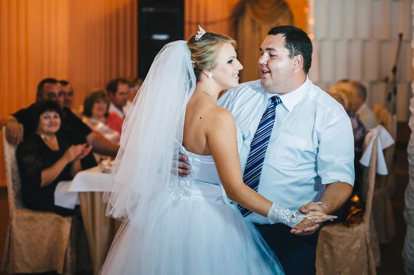 Beautiful caucasian couple just married and dancing their first dance. — Stock Photo, Image