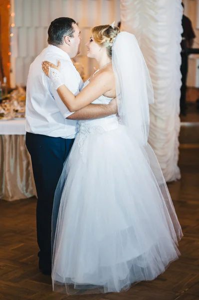 Красива біла пара щойно одружилася і танцювала свій перший танець . — стокове фото