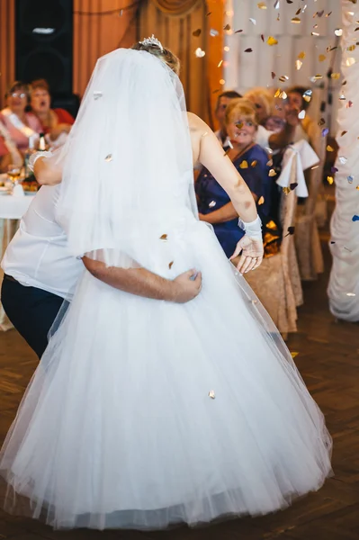 Mooie Kaukasische paar net getrouwd en hun eerste dans dansen. — Stockfoto