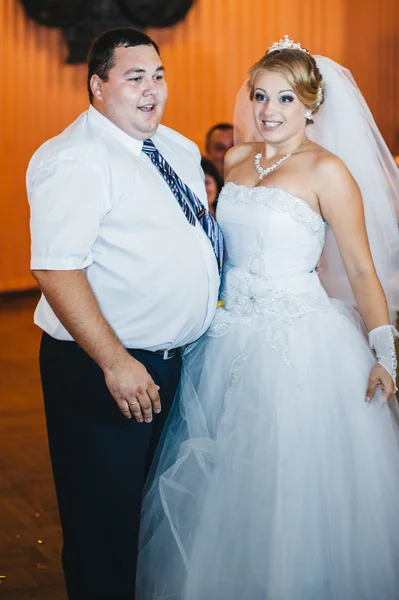 Beautiful caucasian couple just married and dancing their first dance. — Stock Photo, Image