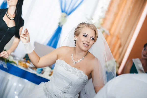 Vackra kaukasisk par bara gifta sig och dansar sin första dans. — Stockfoto