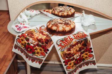 Düğün ekmek buğday unu hamur - çiçeklerle süslenmiş geleneksel Ukrayna yuvarlak somun nakışı havlu.