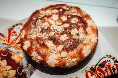 Düğün ekmek buğday unu hamur - çiçeklerle süslenmiş geleneksel Ukrayna yuvarlak somun nakışı havlu.