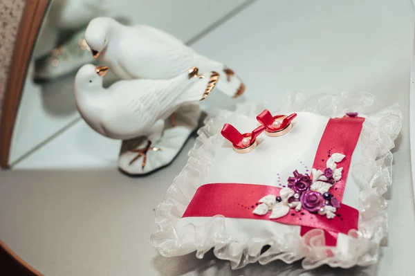 Зображення весільних золотих кілець на білій подушці — стокове фото