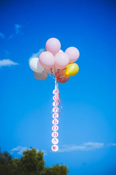 Kilka kolorowych wielobarwny festiwalu kolorowe balony w locie. balony w błękitne niebo — Zdjęcie stockowe