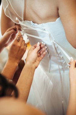 parlak makyaj ve saç modeli ile giysi güzel gelin beyaz gelinlik içinde hazırlanıyor. Damat için bekleyen mutlu seksi kız. Gelin elbiseli romantik Bayan var düğün için son hazırlık ve sunuş.