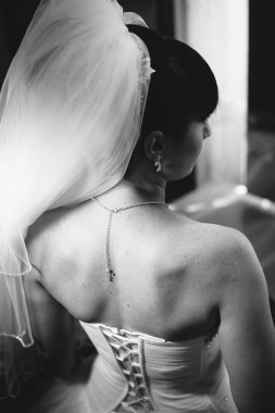 parlak makyaj ve saç modeli ile giysi güzel gelin beyaz gelinlik içinde hazırlanıyor. Damat için bekleyen mutlu seksi kız. Gelin elbiseli romantik Bayan var düğün için son hazırlık ve sunuş.