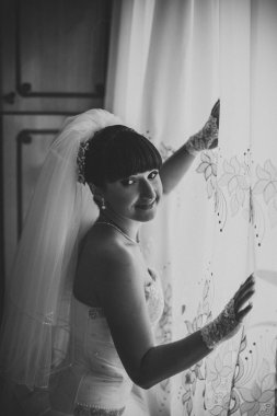 parlak makyaj ve saç modeli ile giysi güzel gelin beyaz gelinlik içinde hazırlanıyor. Damat için bekleyen mutlu seksi kız. Gelin elbiseli romantik Bayan var düğün için son hazırlık ve sunuş.