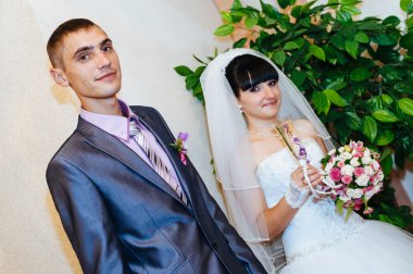 Düğün töreni. Kayıt ofisi. Bir yeni evli çift evlilik belgesi imzalar. Genç çift düğün belgelerin imzalanması.