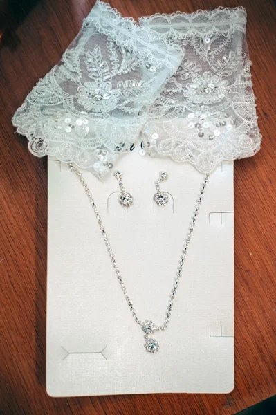 Svatební vintage náhrdelník nevěsta, perel a rukavice. Svatební koncept — Stock fotografie