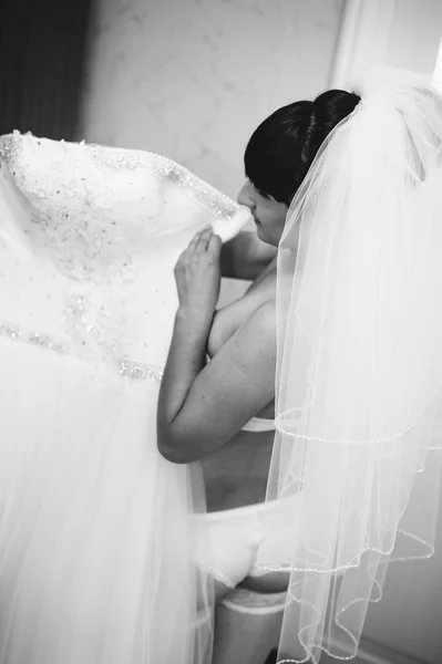 Bela noiva se preparando em vestido de noiva branco com penteado e maquiagem brilhante. Menina sexy feliz à espera de noivo. Senhora romântica em vestido de noiva tem preparação final para o casamento . — Fotografia de Stock