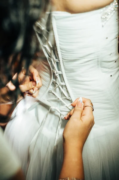 Gyönyörű menyasszony készül a fehér menyasszonyi ruha, ragyogó smink és frizura. Boldog szexi lány várakozás-re vőlegény. Romantikus hölgy, a menyasszonyi ruha van a végső felkészülés esküvő. — Stock Fotó