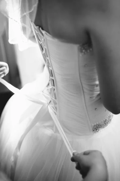 Gyönyörű menyasszony készül a fehér menyasszonyi ruha, ragyogó smink és frizura. Boldog szexi lány várakozás-re vőlegény. Romantikus hölgy, a menyasszonyi ruha van a végső felkészülés esküvő. — Stock Fotó