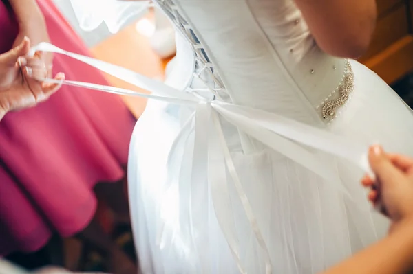 Bela noiva se preparando em vestido de noiva branco com penteado e maquiagem brilhante. Menina sexy feliz à espera de noivo. Senhora romântica em vestido de noiva tem preparação final para o casamento . — Fotografia de Stock