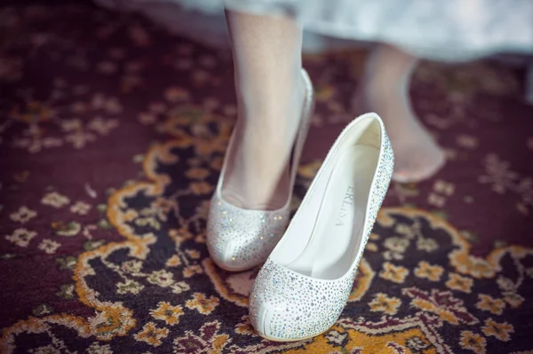 Bruid zet op haar bruiloft schoenen. — Stockfoto