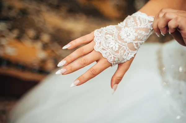 Bela noiva se preparando em vestido de noiva branco com penteado e maquiagem brilhante. Menina sexy feliz à espera de noivo. Senhora romântica em vestido de noiva tem preparação final para o casamento . — Fotografia de Stock