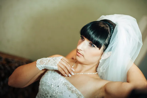 白の結婚式の準備をして美しい花嫁の髪型と明るい化粧ドレスします。新郎を待っている幸せなセクシーな女の子。ブライダル ドレスのロマンチックな女性がある結婚式のための最終的な準備. — ストック写真