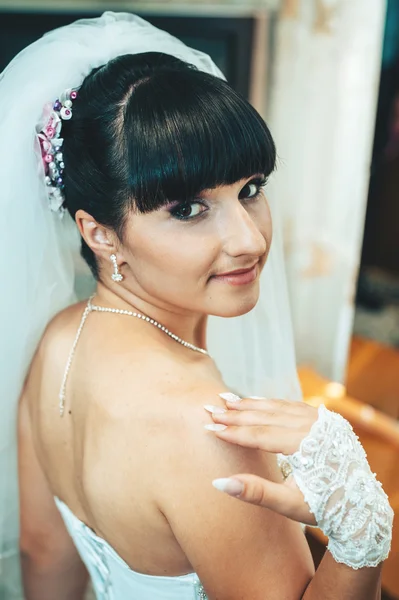 Bela noiva se preparando em vestido de noiva branco com penteado e maquiagem brilhante. Menina sexy feliz à espera de noivo. Senhora romântica em vestido de noiva tem preparação final para o casamento . — Fotografia de Stock