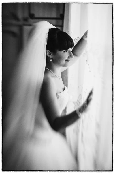 Bela noiva se preparando em vestido de noiva branco com penteado e maquiagem brilhante. Menina sexy feliz à espera de noivo. Senhora romântica em vestido de noiva tem preparação final para o casamento . — Fotografia de Stock