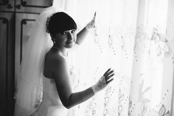 Bela noiva se preparando em vestido de noiva branco com penteado e maquiagem brilhante. Menina sexy feliz à espera de noivo. Senhora romântica em vestido de noiva tem preparação final para o casamento . — Fotografia de Stock