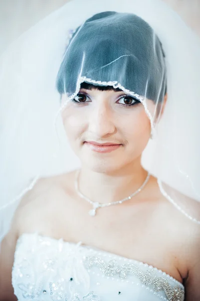 Mooie bruid klaar in witte bruiloft jurk met kapsel en lichte make-up. Gelukkig sexy meisje te wachten voor de bruidegom. Romantische dame in bruids jurk hebben laatste voorbereiding voor bruiloft. — Stockfoto