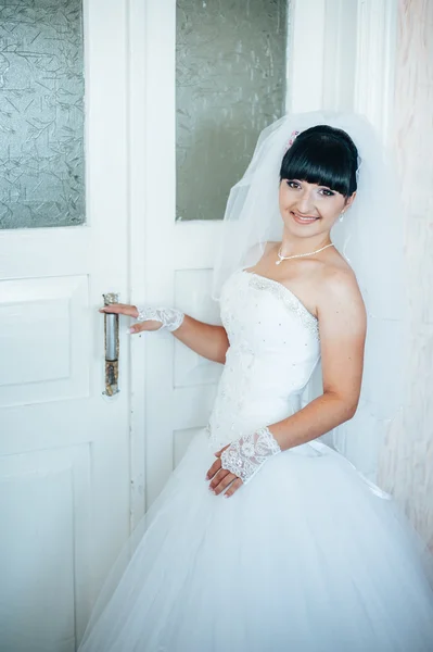 Bela noiva se preparando em vestido de noiva branco com penteado e maquiagem brilhante. Menina sexy feliz à espera de noivo. Senhora romântica em vestido de noiva tem preparação final para o casamento . — Fotografia de Stock