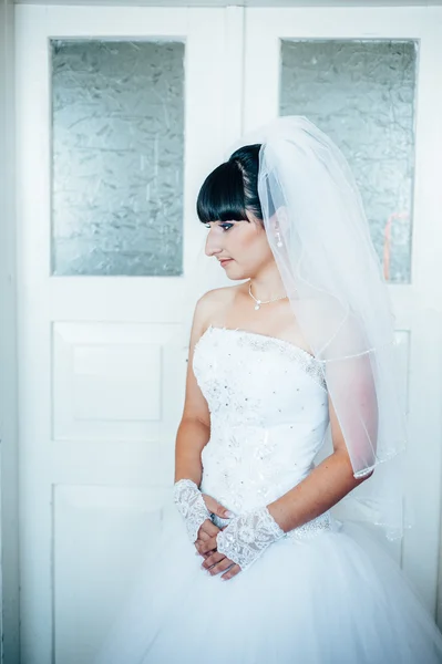 Hermosa novia preparándose en vestido de novia blanco con peinado y maquillaje brillante. Feliz chica sexy esperando al novio. Señora romántica en vestido de novia tienen la preparación final para la boda . — Foto de Stock