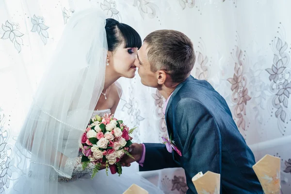 Esküvő házaspár. menyasszony és a vőlegény első találkozója — Stock Fotó