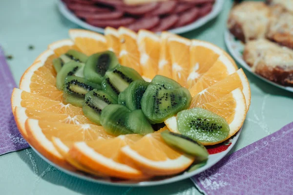 Mesa festiva bien colocada con comida y bebida . —  Fotos de Stock