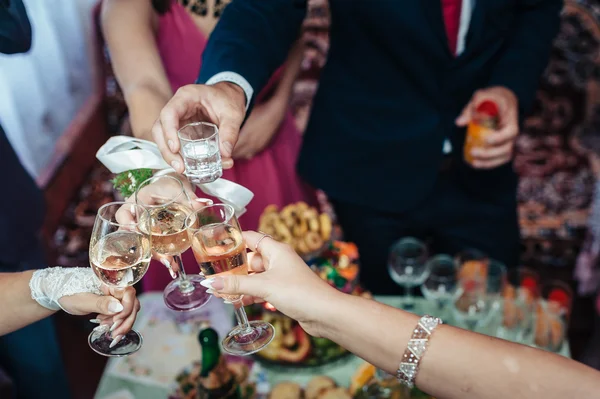 Table festive bien disposée avec des aliments et des boissons . — Photo