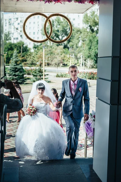 Wedding ceremony. Registry office. A newly-married couple signs the marriage document.Young couple signing wedding documents. — Stock Photo, Image