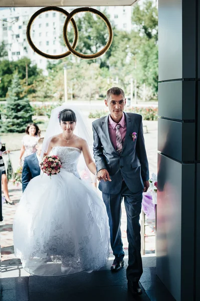 Wedding ceremony. Registry office. A newly-married couple signs the marriage document.Young couple signing wedding documents. — Stock Photo, Image