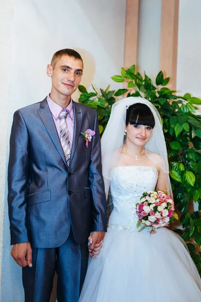 Une cérémonie de mariage. Bureau du greffe. Un couple nouvellement marié signe le document de mariage.Jeune couple signant les documents de mariage . — Photo