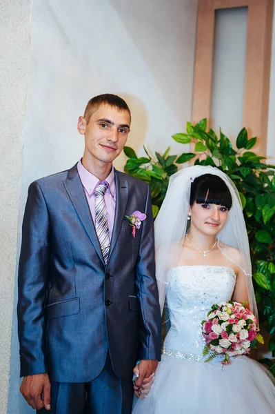 Cerimônia de casamento. Escritório de registo. Um casal recém-casado assina o documento do casamento.Casal jovem assinando documentos do casamento . — Fotografia de Stock