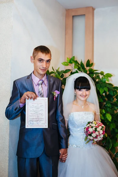 婚礼仪式。书记官处办公室。这对新婚夫妇签署婚姻文档。年轻夫妇签署文件的婚礼. — 图库照片