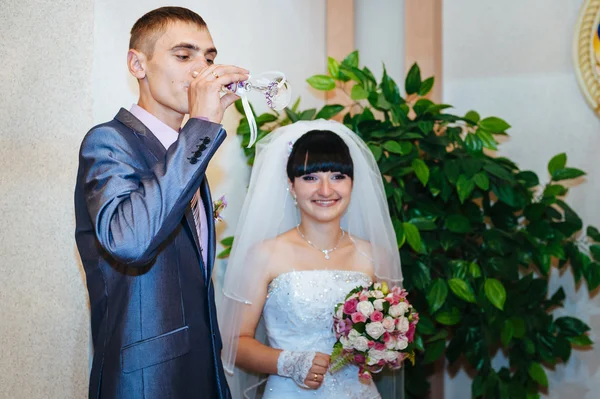 Düğün töreni. Kayıt ofisi. Bir yeni evli çift evlilik belgesi imzalar. Genç çift düğün belgelerin imzalanması. — Stok fotoğraf