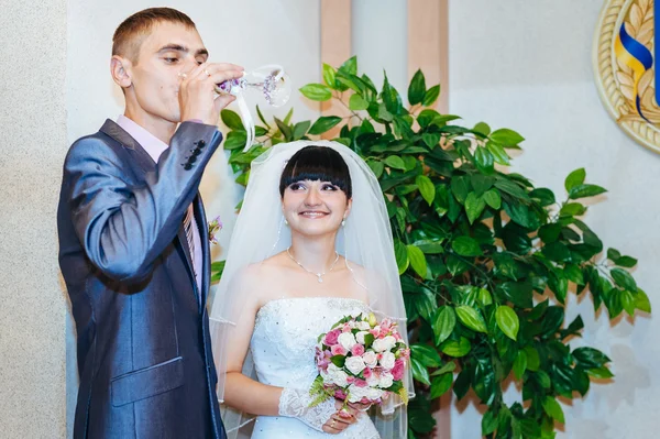 Ceremonia de boda. Oficina de registro. Una pareja de recién casados firma el documento de matrimonio.Pareja joven firma documentos de boda . — Foto de Stock